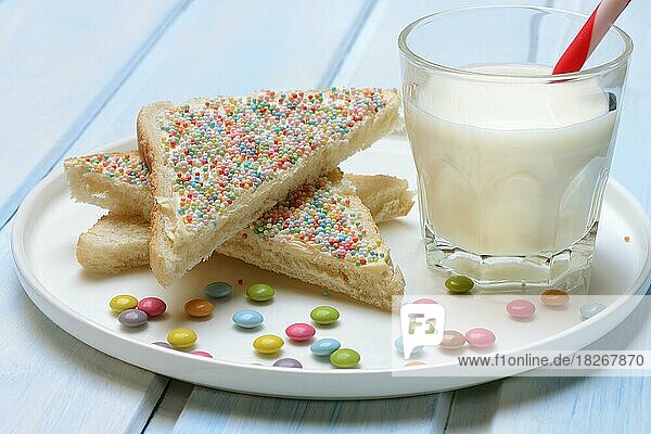 Feenbrot  Toastbrot mit Zuckerstreusel und Glas Milch