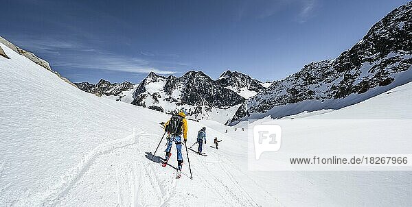 Skitourengeher bei der Abfahrt am Verborgen-Berg Ferner  hinten Gipfel Westliche Seespitze und Östliche Seespitze  Blick ins Tal des Oberbergbach  Stubaier Alpen  Tirol  Österreich  Europa