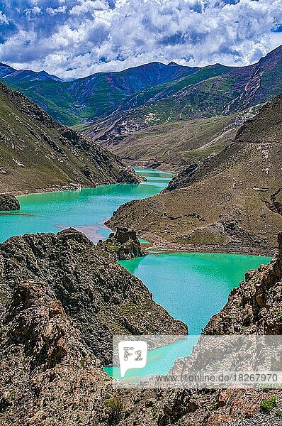 Türkisfarbener See am Karo-La-Pass entlang des Friendship Highway  Tibet