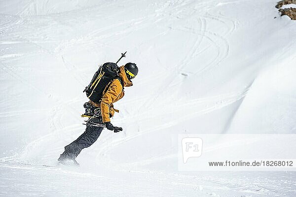 Splitboarder bei der Abfahrt  Berge im Winter  Stubaier Alpen  Tirol  Österreich  Europa
