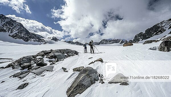 Skitourengeher beim Aufstieg am Alpeiner Ferner  Sonnenstern  Stubaier Alpen  Tirol  Österreich  Europa