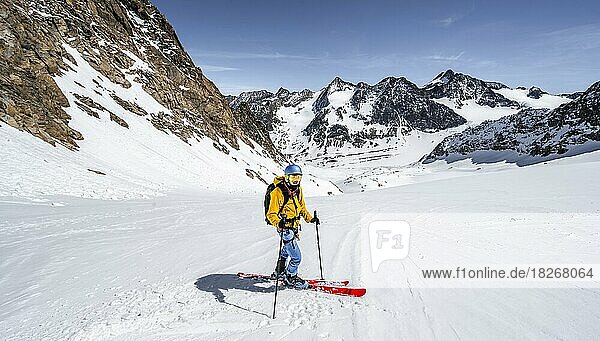 Ski tourers on the descent at Verborgen-Berg Ferner  behind summit Innere Sommerwand and Östliche Seespitze  view into the valley of Oberbergbach  Stubai Alps  Tyrol  Austria  Europe