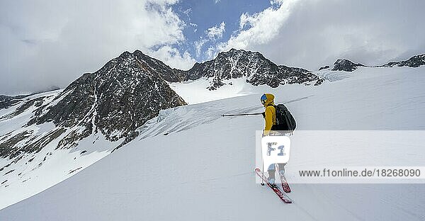 Ski tourers on the descent at Alpeiner Ferner  Stubai Alps  Tyrol  Austria  Europe
