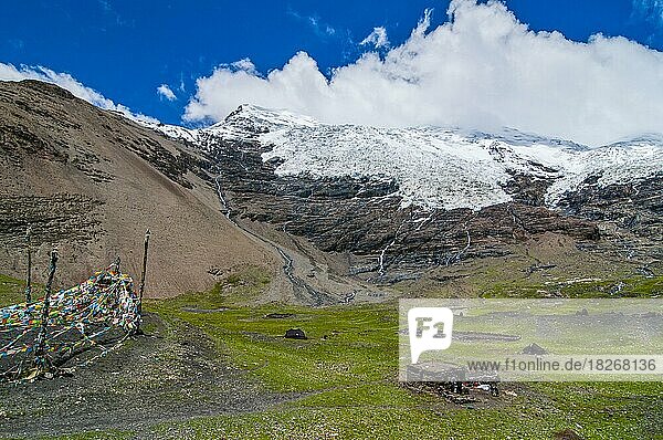 Hütte unterhalb eines Gletschers am Karo-La-Pass entlang des Friendship Highway  Tibet