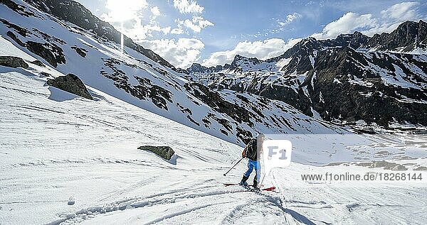 Ski tourers on the descent  in Stiergschwez  ski tour to Sommerwandferner  Stubai Alps  Tyrol  Austria  Europe