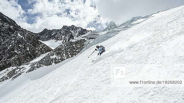 Ski tourers descending Alpeiner Ferner  glacier slope  Stubai Alps  Tyrol  Austria  Europe