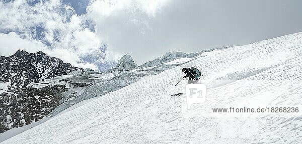 Skitourengeherin bei der Abfahrt am Alpeiner Ferner  Gletscherabbruch  Stubaier Alpen  Tirol  Österreich  Europa