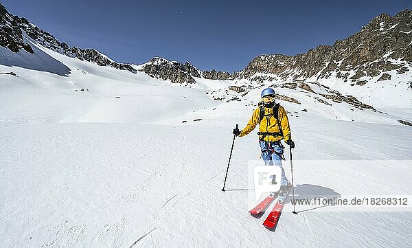 Skitourengeher bei der Abfahrt am Verborgen-Berg Ferner  Stubaier Alpen  Tirol  Österreich  Europa