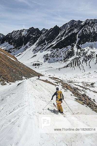 Skifahrer bei der Abfahrt an einer Gletschermoräne  Berglastal  Stubaier Alpen  Tirol  Österreich  Europa
