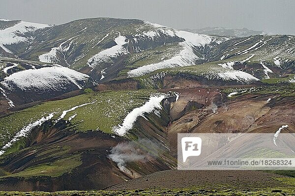 Raue Gebirgslandschaft mit geothermal aktiven Regionen  leichter Schnee  karge Berge  Fjallabak  Fjallabak Naturschutzgebiet  Hochland  Island  Europa