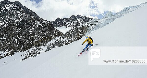 Skitourengeher bei der Abfahrt am Alpeiner Ferner  Gletscherabbruch  Stubaier Alpen  Tirol  Österreich  Europa