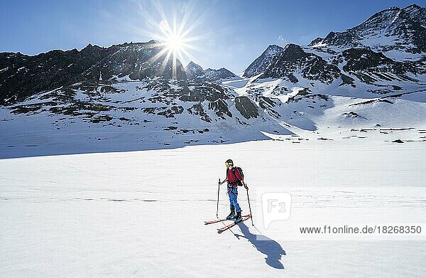 Ski tourers climbing Alpeiner Ferner  snow-covered mountain landscape  in the background summit Innere Sommerwand  Sonnenstern  Stubai Alps  Tyrol  Austria  Europe
