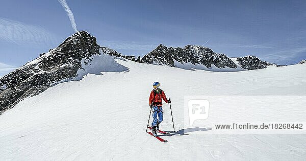 Ski tourers at Lisenser Ferner  view of mountains and glacier with peak Vorderes Hinterbergl  Stubai Alps  Tyrol  Austria  Europe