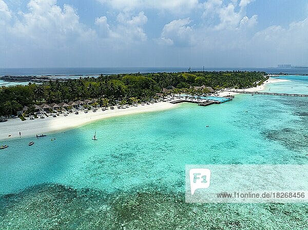 Luftaufnahme  Malediven  Nord Malé Atoll  Indischer Ozean  Lankanfushi  Paradiesinsel mit Wasserbungalows  Asien