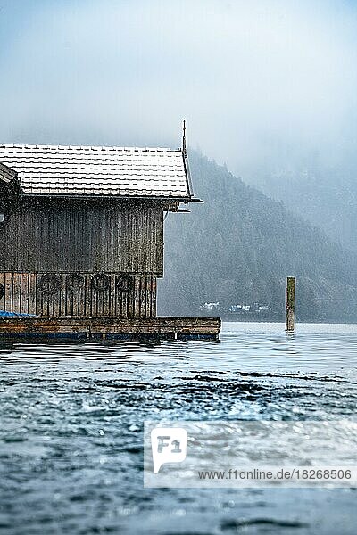 Bootshaus bei Schnee auf dem See  Achensee  Tirol  Österreich  Europa