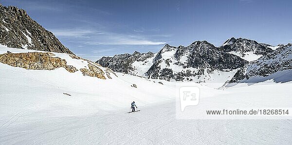 Ski tourers on the descent at Verborgen-Berg Ferner  behind summit Innere Sommerwand and Östliche Seespitze  view into the valley of Oberbergbach  Stubai Alps  Tyrol  Austria  Europe