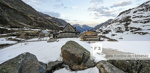 Berghütte Franz-Senn-Hütte im Winter  Oberbergtal  Stubaier Alpen  Tirol  Österreich  Europa