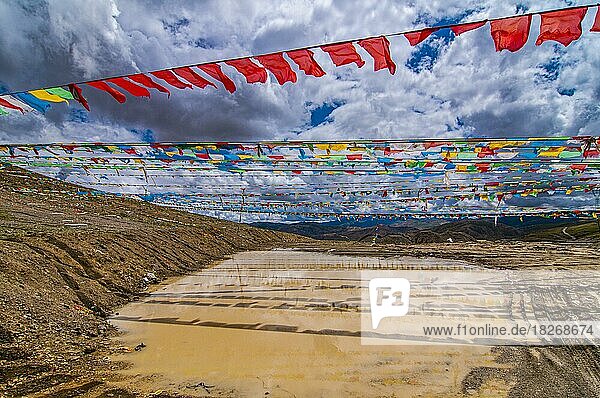 Gebetsfahnen entlang des Friendship Highway  Tibet