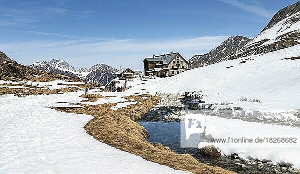 Oberbergbach und Berghütte Franz-Senn-Hütte im Winter  Oberbergtal  Stubaier Alpen  Tirol  Österreich  Europa