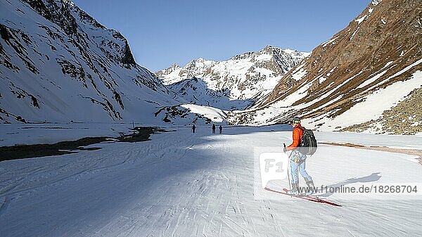 Skitourengeher im Oberbergtal  verschneite Berge mit Gipfel Aperer Turm  Stubaier Alpen  Tirol  Österreich  Europa