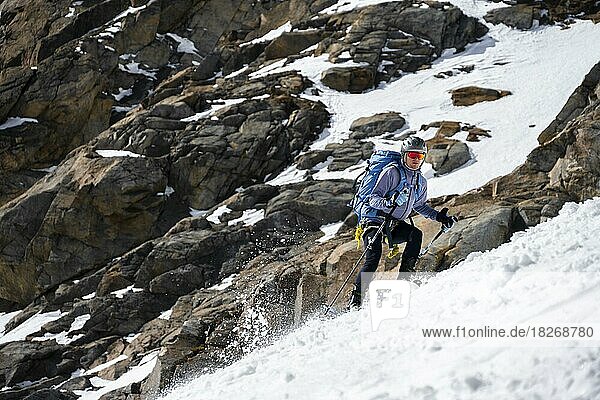 Skitourengeher bei der Abfahrt auf einem steilen Hang  Berge im Winter  Stubaier Alpen  Tirol  Österreich  Europa