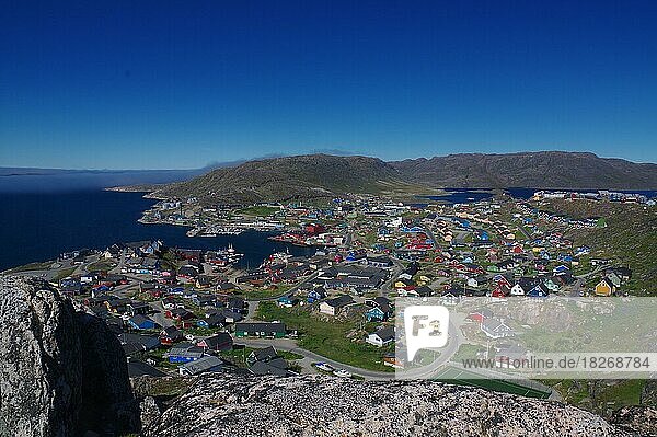 Aussicht über bunte Häuser  Hafen  Werft  karge Berge  Qaqortoq  Arktis  Südgrönland  Grönland  Dänemark  Nordamerika