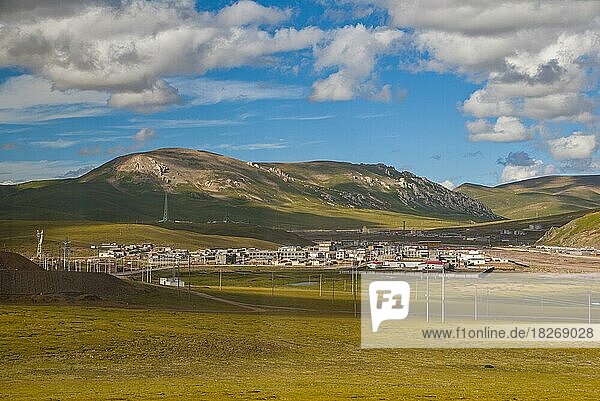 Die offene  weite Landschaft Tibets entlang der tibetischen Eisenbahn in Tibet