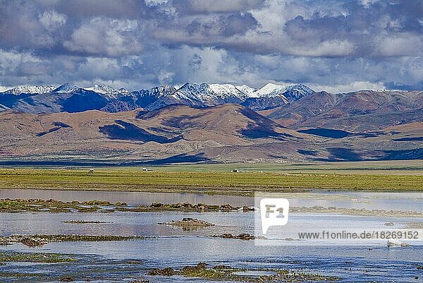 Überschwemmte weite Landschaften in Tibet entlang der südlichen Route nach Westtibet