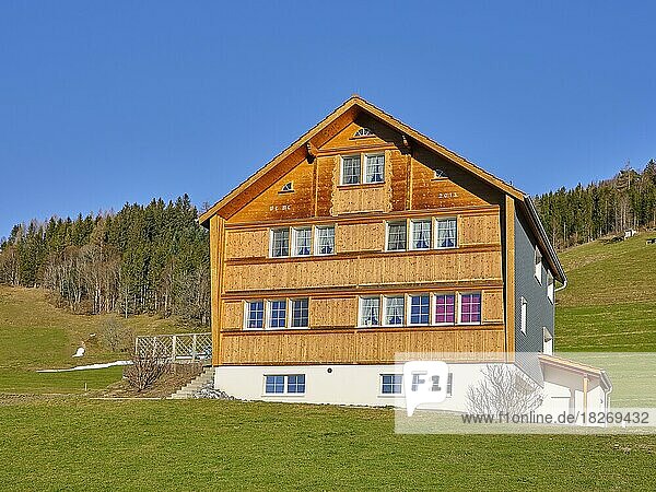 Appenzeller Haus mit Holzfassade  Südausrichtung  Gais  Appenzell Ausserrhoden  Schweiz  Europa