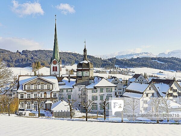Verschneite Ortsansicht mit typischen Appenzeller Häusern mit Südausrichtung hinten die reformierte Kirche  Gais  Appenzell Ausserrhoden  Schweiz  Europa