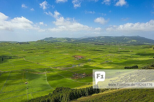 Serra do Cume Aussichtspunkt mit Blick auf grüne Weiden  Insel Terceira  Azoren  Portugal  Europa
