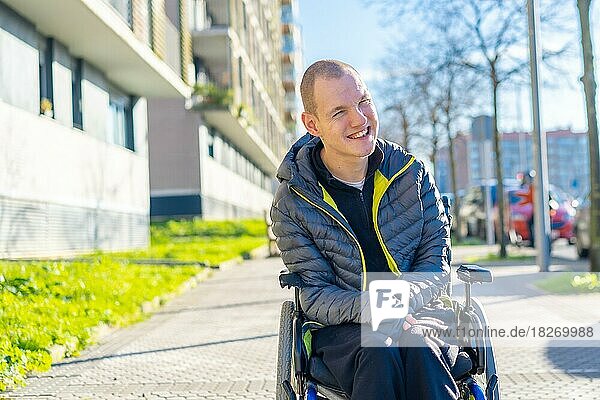 Eine behinderte Person  die gerne im Rollstuhl auf der Straße spazieren geht  Rehabilitation
