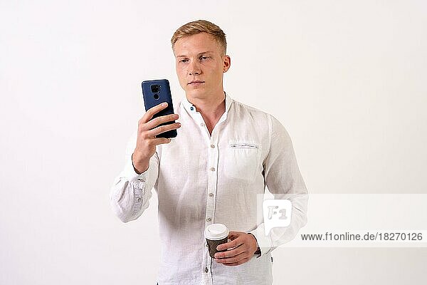 Blonde kaukasischen Geschäftsmann Mann mit einem Telefon auf einem weißen Hintergrund