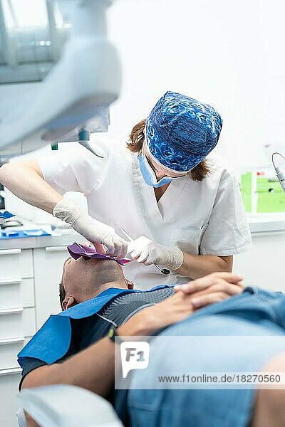 Zahnklinik  Arzt  der eine endodontische Operation an einem Patienten durchführt