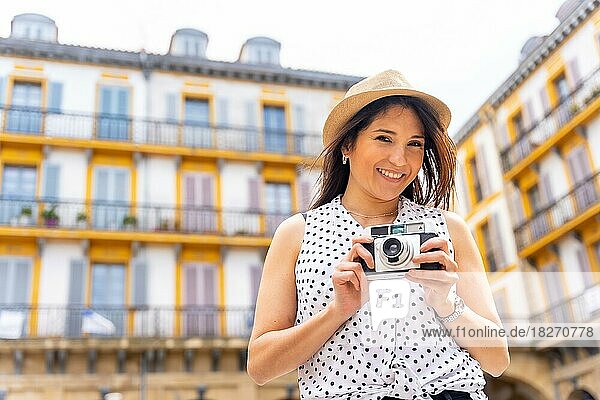 Tourist Frau genießt den Besuch der Stadt Blick auf Reise-Fotos  genießen Sommerurlaub  weibliche Reisende und digitale Inhalte Creator Konzept
