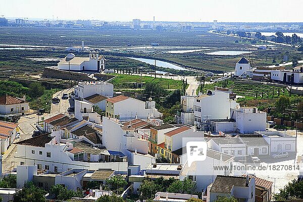 Salzgärten und Ortsbild von Castro Marim  Algarve  Portugal  Europa