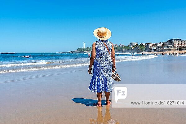 Eine ältere Frau  die am Strand spazieren geht  südwestlicher Badeort  Biarritz  Lapurdi. Frankreich