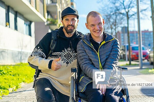 Porträt einer behinderten Person im Rollstuhl mit einem Freund  Normalität von behinderten Menschen
