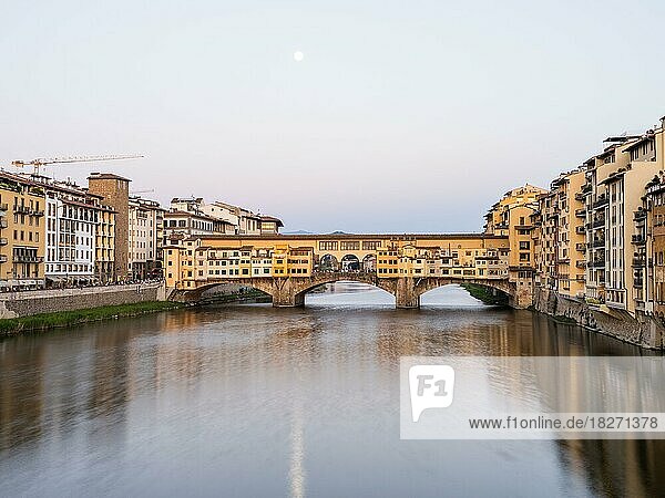 Die Brücke Ponte Vecchio über den Fluss Arno  im Mondlicht bei Vollmond  Florenz  Toskana  Italien  Europa