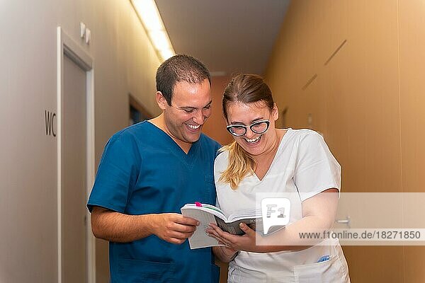 Zahnklinik  Assistentin  die zusammen mit dem Zahnarzt die Agenda des Kunden betrachtet