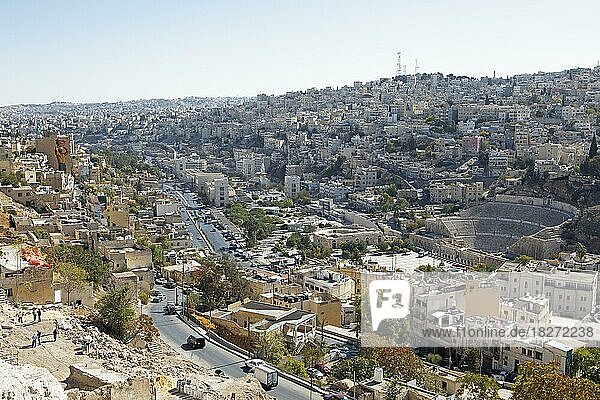 Blick vom Zitadellenhügel auf die Häuser und das römische Theater  Amman  Jordanien  Asien