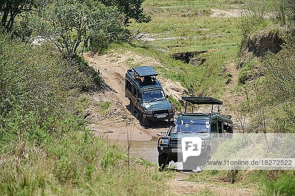 Safari Auto bei Flussdurchquerung  Masai Mara National Reserve  Kenia  Afrika