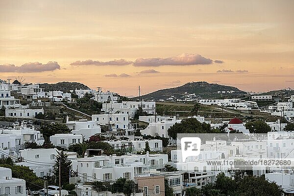 Ausblick über weiße kykladische Häuser bei Sonnenaufgang  Mykonos Stadt  Mykonos  Kykladen  Griechenland  Europa