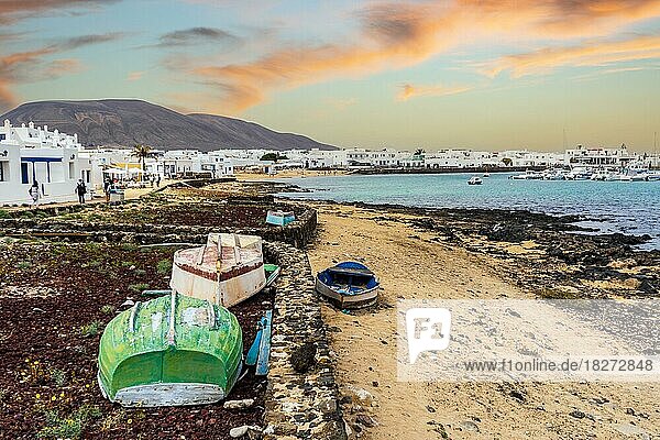 La Graciosa Landschaft  bunte Boote am Ufer und weiße Architektur von Caleta del Sebo  Kanarische Inseln  Spanien  Europa