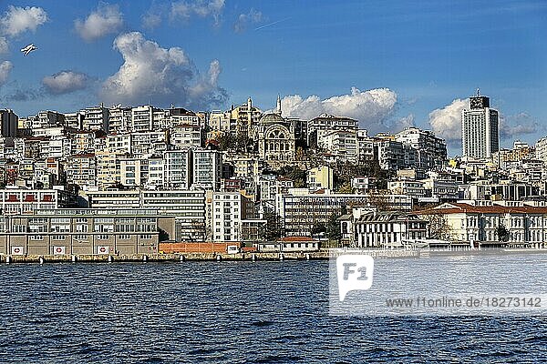 Wohnhäuser und Cihangir Moschee am Hang  Bosporus  Ufer im Stadtteil Beyoglu  Istanbul  Türkei  Asien