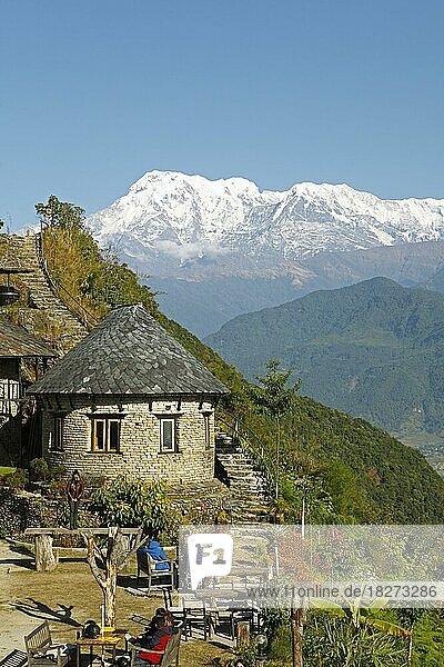 Traditionelles Bergdorf um Sarangkot  hinten die Annapurna Bergkette im Himalaya  Provinz Gandaki  Distikt Kaski  Nepal  Asien
