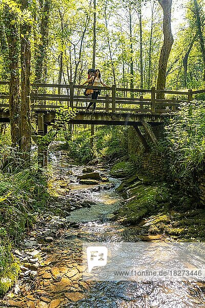 Eine Mutter überquert mit ihrem Sohn eine Holzbrücke im Pagoeta-Park in Aia  Guipuzcoa  Baskenland  Spanien  Europa