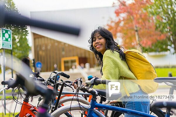 Porträt der asiatischen Studentin Parken des Fahrrads in College-Campus