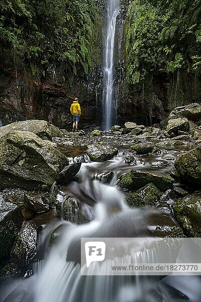 Wanderer an den 25 Fontes  Fluss und Wasserfall Cascata das 25 Fontes  Langzeitbelichtung  Rabacal  Paul da Serra  Madeira  Portugal  Europa