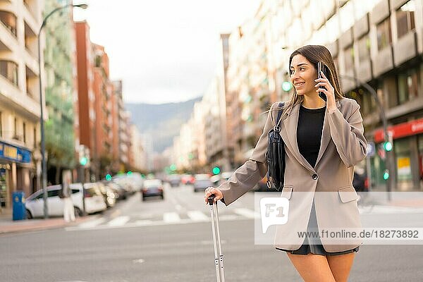 Tourist Frau mit Koffer in der Stadt lächelnd  Konzept Urlaub  Lifestyle  mit Telefon